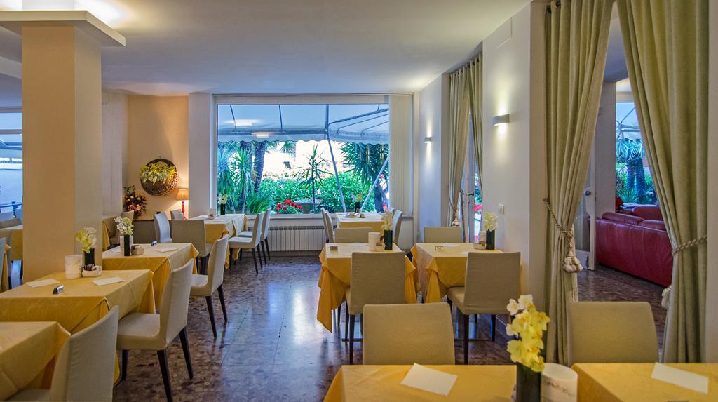 Hotel Scandinavia มารีนา ดิ มาซซา ภายนอก รูปภาพ